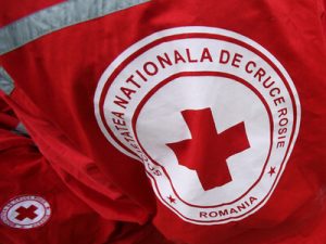 Crucea Roșie Covasna a donat haine câtorva familii nevoiașe din Micfalău