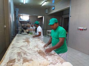 REPORTAJ Harghita: Nemulţumire în comunitatea din Ditrău, după angajarea a doi muncitori sri-lankezi la o fabrică de pâine