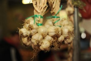 Agricultorii se pot înscrie în programul de susținere a producției de usturoi