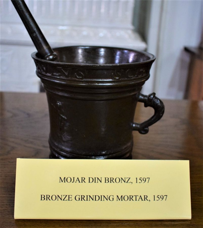 https://www.agerpres.ro/data/_editor/files/ONLINE/2020/iulie%202020/foto%20muzeul%20de%20istorie%20a%20farmaciei%20sibiu%20-%20mojar%20de%20bronz%201597.JPG