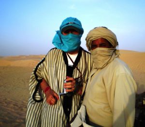 Autorul &icirc;n Saha alături de un berber