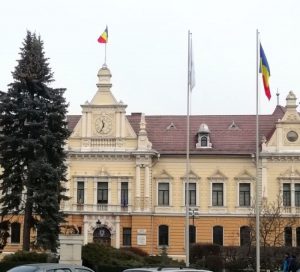 La sediul Primăriei Brașov sunt arborate trei drapele naționale. FOTO: Dan Tanasă La sediul Primăriei Brașov sunt arborate trei drapele naționale. FOTO: Dan Tanasă