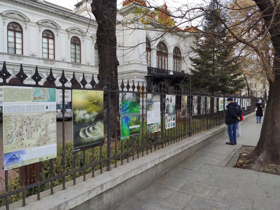 Expoziție outdoor „Dacii din estul Transilvaniei” organizată de MNCR și Muzeul Municipiului București, la Palatul Suțu