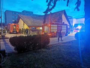 Incendiu la Spitalul Judeţean Sfântu Gheorghe; a ars o magazie din cauza unui scurtcircuit