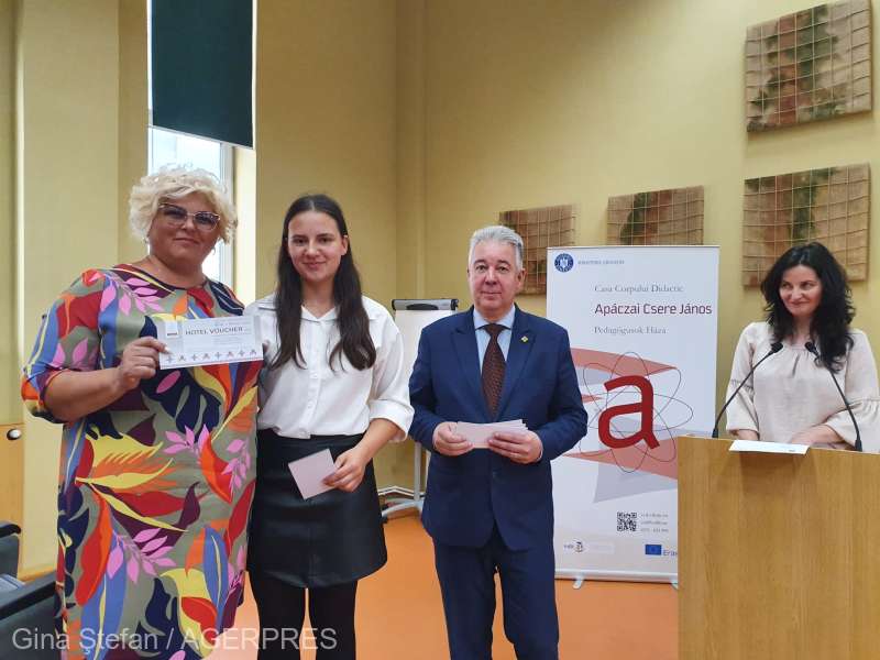 Harghita: 52 de elevi cu rezultate deosebite la proba de limba română a examenelor naţionale şi profesorii lor, premiaţi de IŞJ