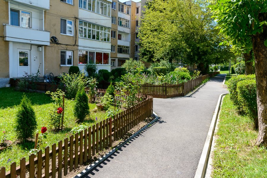 Primăria Sfântu Gheorghe lansează un program de reamenajare a spațiilor verzi din jurul blocurilor