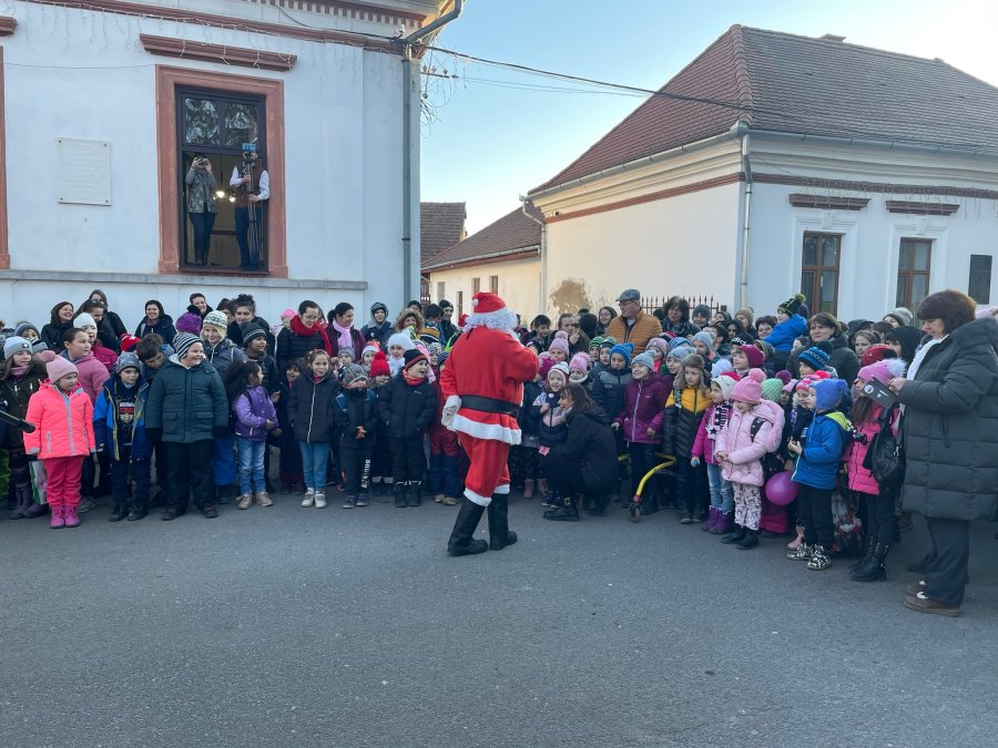 Moș Crăciun a ajuns la cei 400 de elevi ai Școlii Generale din Ozun cu suportul TotalEnergies Marketing Romania