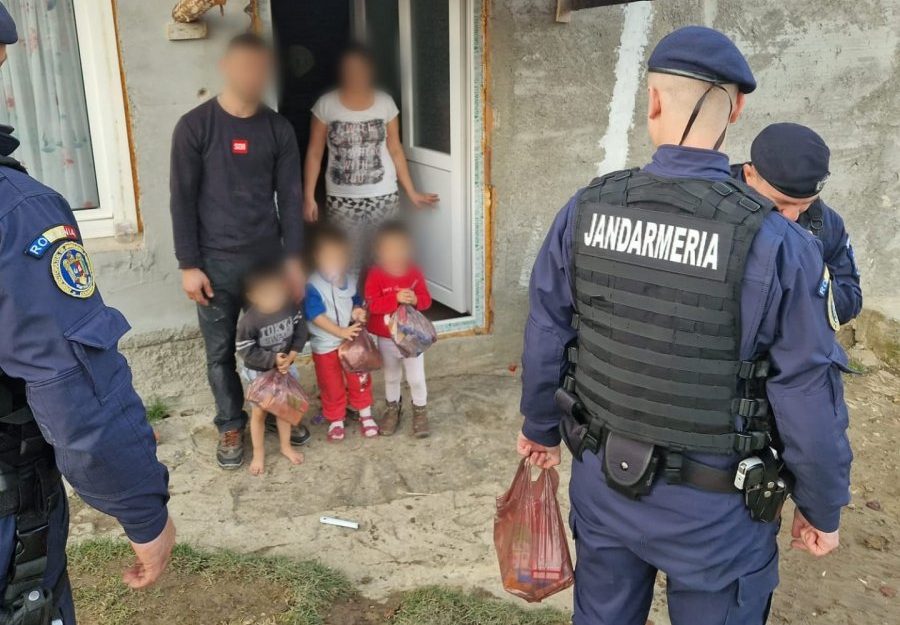 Jandarmii covăsneni, ajutoare ale lui Moș Crăciun, au dus daruri pentru copiii nevoiași din comuna Vâlcele