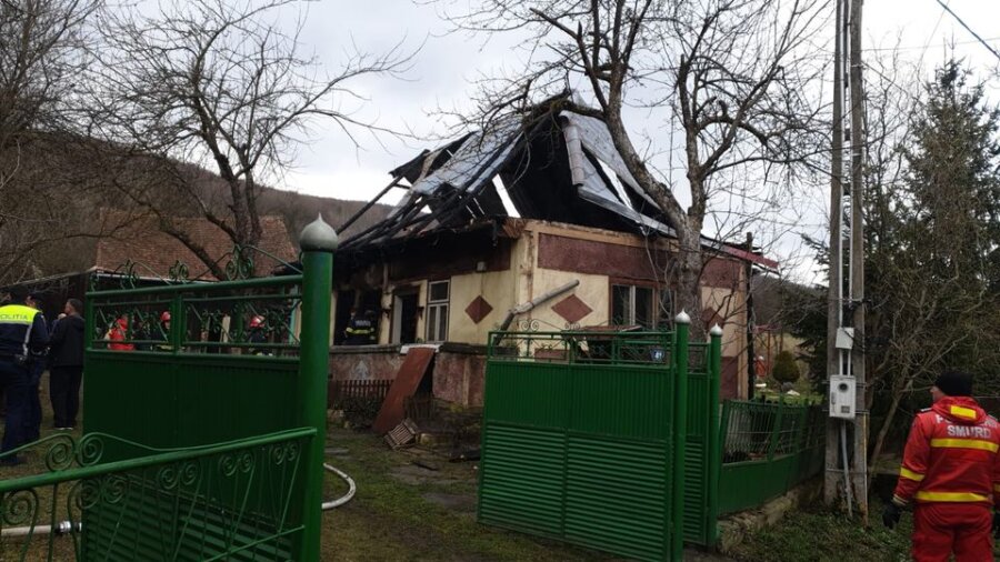 O femeie în vârstă de 93 de ani a murit în urma unui incendiu care i-a distrus locuinţa