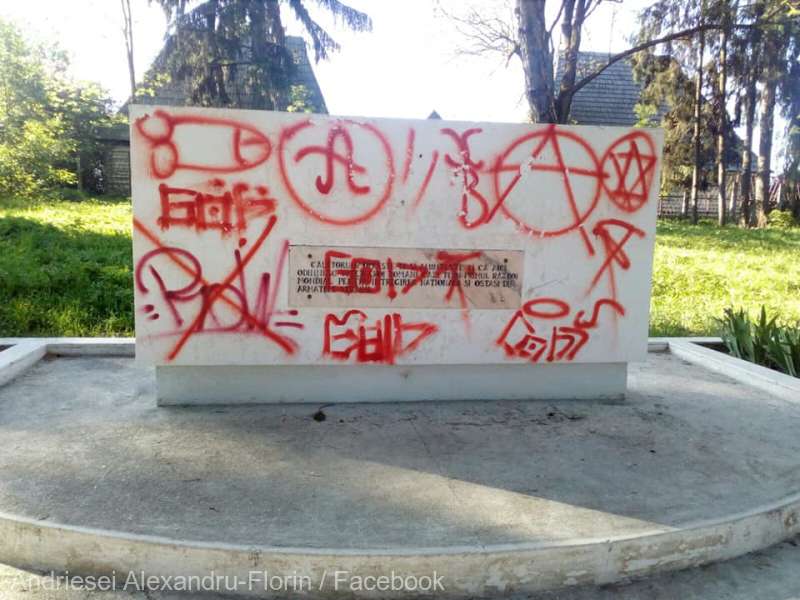 Harghita: Anchetă a Poliţiei după ce monumentul din Cimitirul Eroilor din Miercurea Ciuc a fost vandalizat