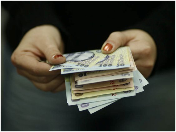 Milioane de români ar putea primi în plus 500 de lei la salariu. Când va fi aprobată directiva europeană care impune „un trai decent”