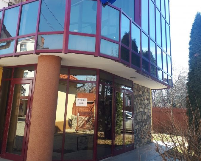 Pacienții asimptomatici/simptomatici  își pot relua activitatea, după perioada de carantină,  fără a fi condiționați de efectuarea unui nou test