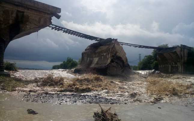 Reconstrucţia podului de la Budila, pe care trecea calea ferată Braşov-Întorsura Buzăului, ar putea începe în acest an