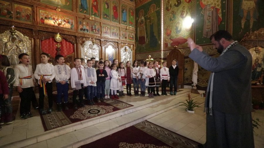 Festivalul internațional de colinde și obiceiuri de iarnă „Crăciunul la români”, deschis ieri, prin miniconcerte susținute de copii