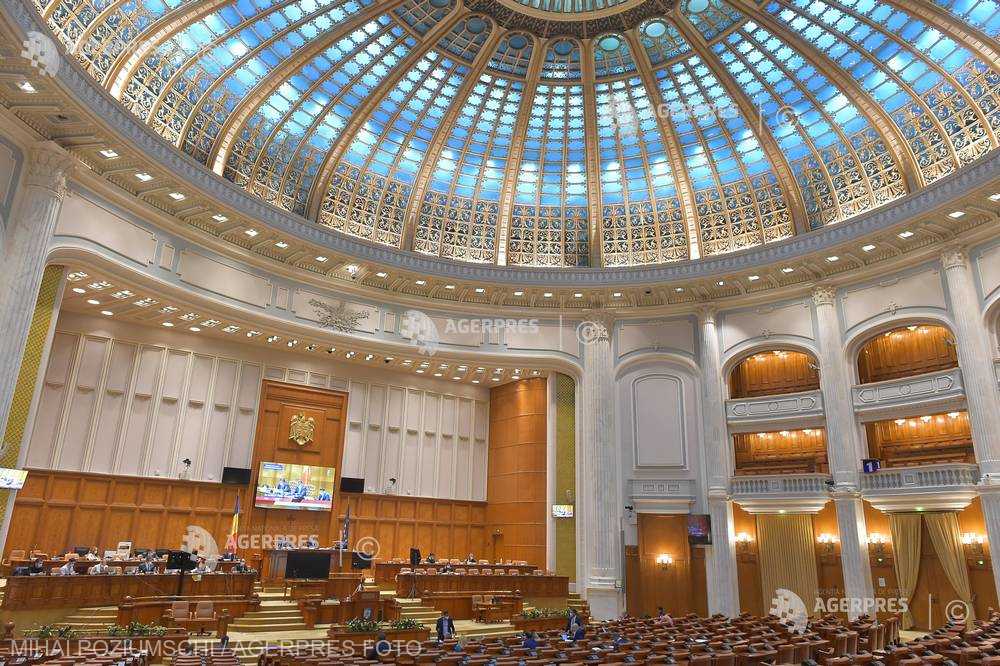 Abrogarea pensiilor speciale pentru aleşii locali va ajunge la Senat, după adoptarea tacită în Camera Deputaților