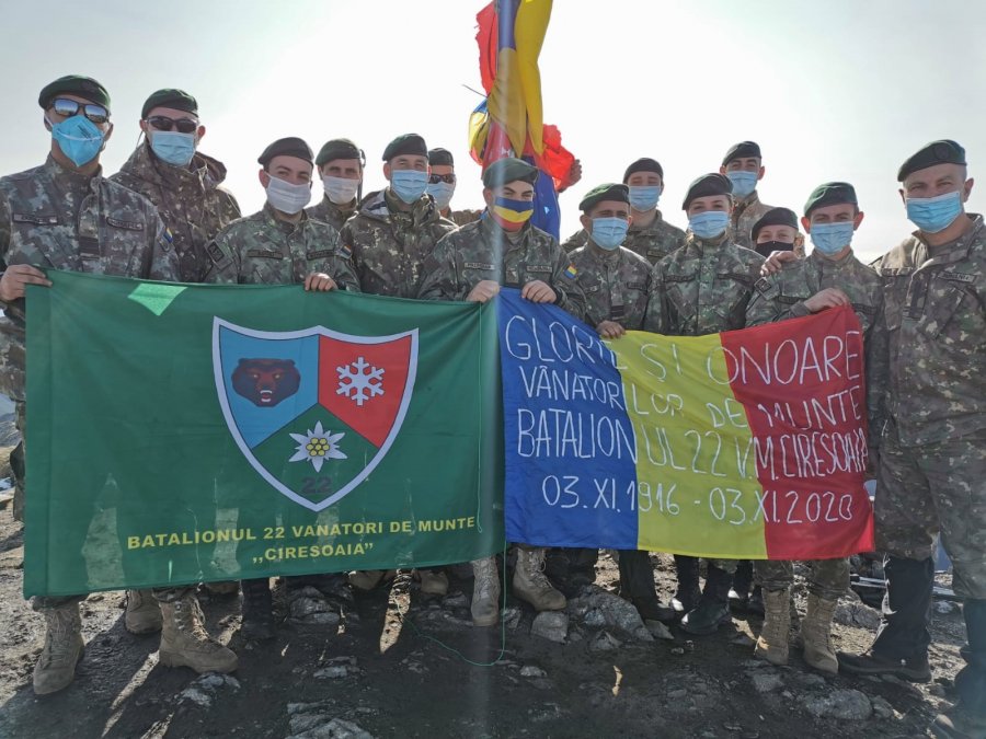 Vânătorii de Munte arborează a 25-a oară drapelul României pe Vf. Moldoveanu