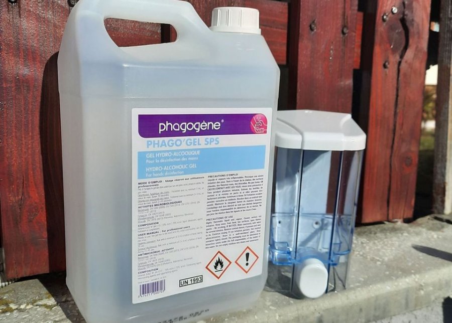 Primăria Sfântu Gheorghe a achiziţionat dozatoare şi dezinfectanţi pentru blocuri