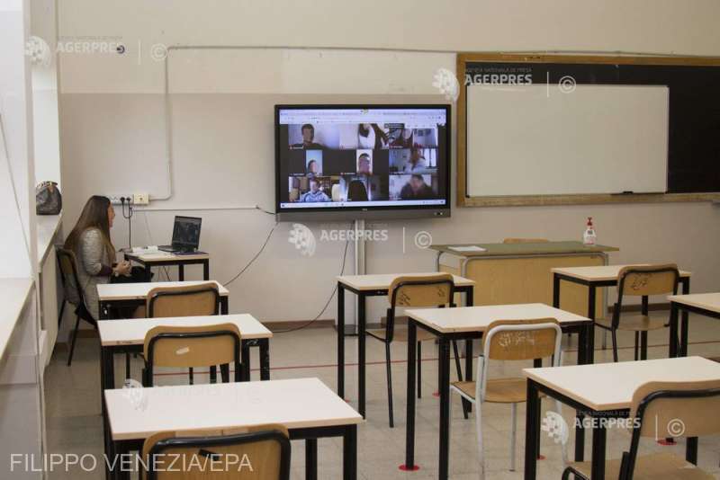 Două treimi dintre cadrele didactice spun că au nevoie de cursuri de perfecţionare pentru a preda online (sondaj)