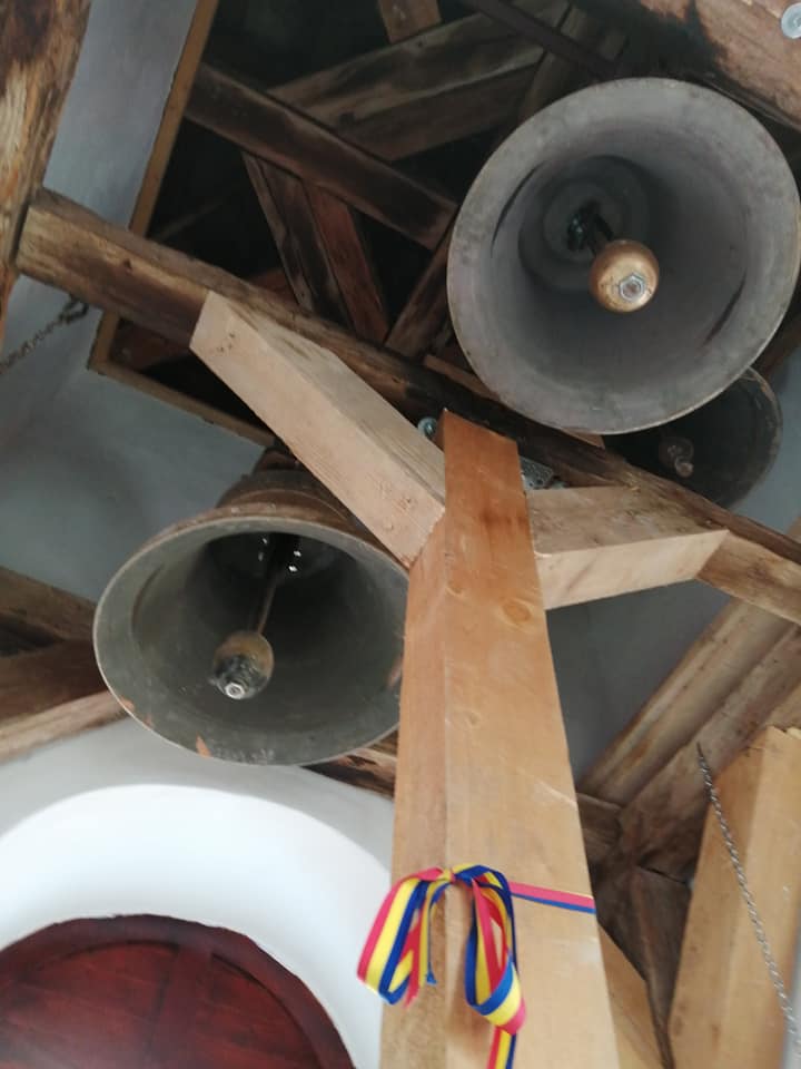 Cele trei clopote de la Biserica Ortodoxă „Adormirea Maicii Domnului” din Mărtănuș au bătut îndelung, pentru a anunța finalizarea lucrării de restaurare și consolidare
