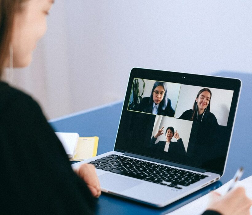 Olimpici naționali de liceu au creat un site unde îi ajută pe elevii de a VIII-a să învețe pentru Evaluarea Națională: Scopul este de a ajuta copiii cu mai puține resurse sa își atingă obiectivele educaționale, în contextul pandemiei