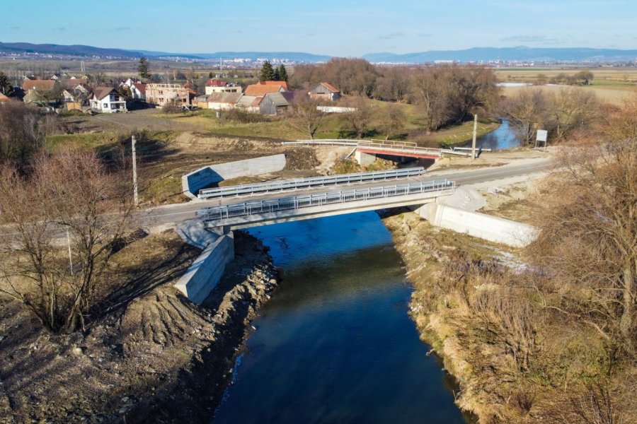 Podul peste Olt de la Ilieni, avariat de inundaţii, a fost refăcut şi redat circulaţiei