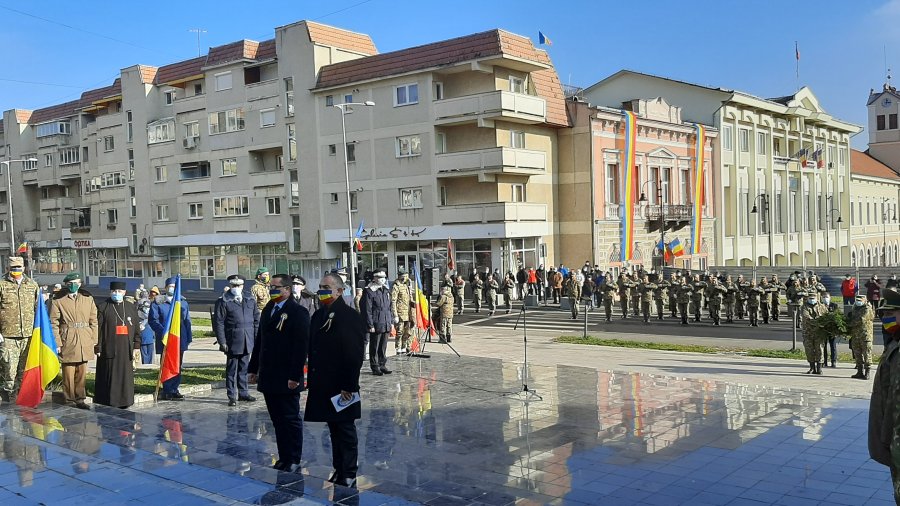 1 Decembrie- Omagiu adus în judeţe cadrelor medicale şi forţelor de ordine de Ziua României