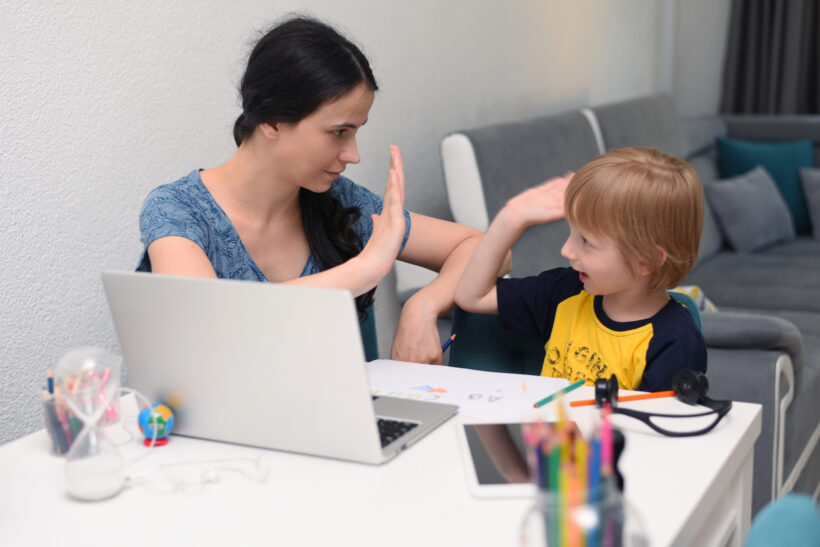 Împărțirea între munca de acasă și sarcinile de îngrijire a copiilor, în școala la distanță, le afectează mult mai mult pe femei decât pe bărbați – analiză Eurydice