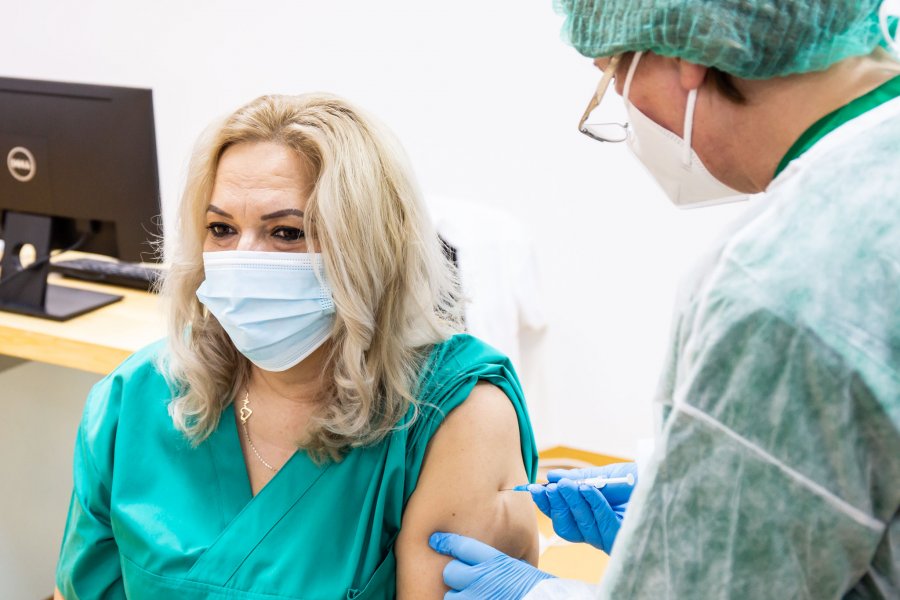 Aproape 500 de lucrători din sistemul sanitar sau ISU, vaccinaţi anti-COVID la SJU