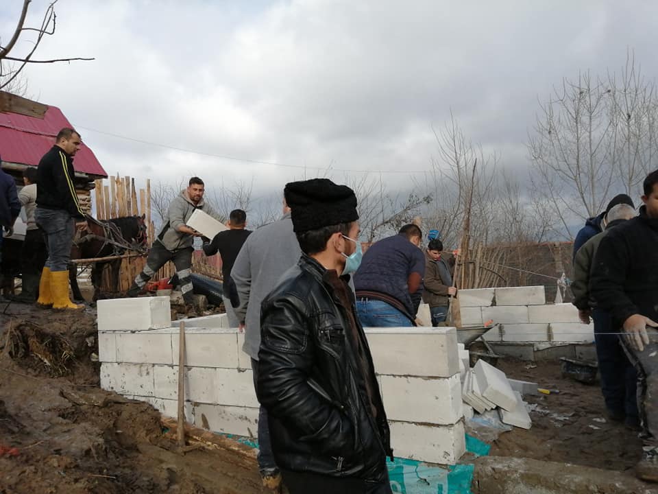Reportaj la fața locului, la Doboșeni,  unde o familie cu opt suflete are nevoie de sprijinul nostru!