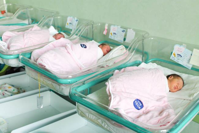 Numărul copiilor abandonaţi în spitalele din judeţ a scăzut constant în ultimii ani