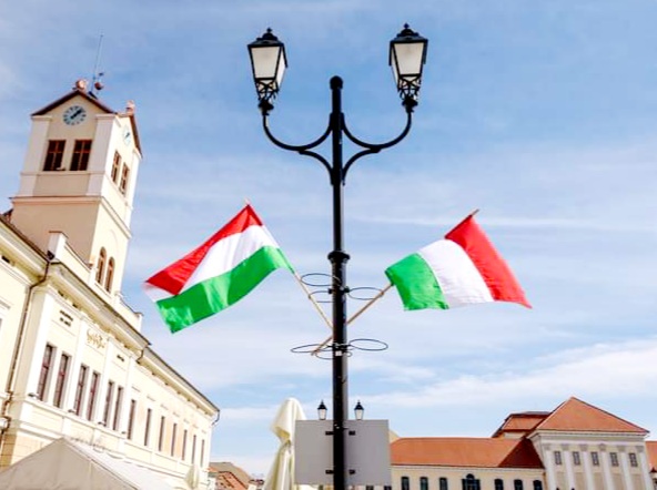 Prefectura va analiza respectarea legii privind arborarea steagurilor de Ziua Maghiarilor de Pretutindeni