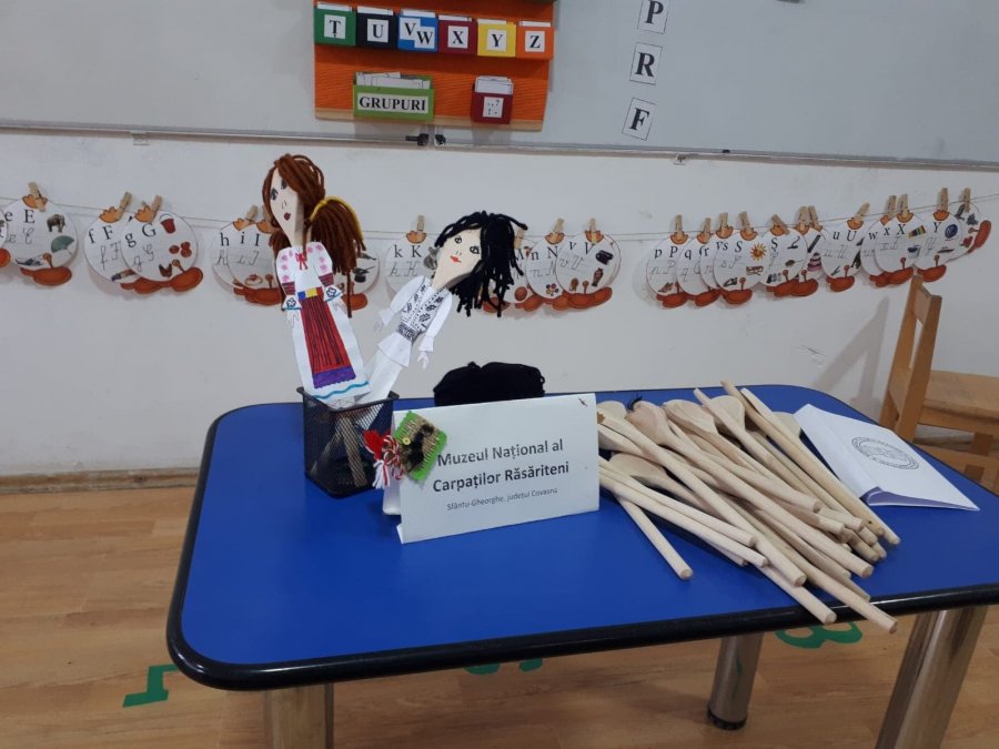 „Tradiții și valori strămoșești, școala de ieri și de azi”, „Păpușile bunicii”, „Muzeul din școală”- proiecte desfășurate de MNCR, în unități de învățământ din județul Covasna