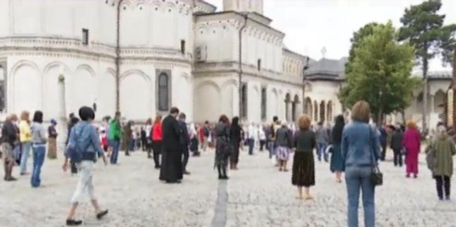 Bănescu: Nu a existat şi nici nu putea să existe anul acesta vreo discuţie oficială despre restricţii de Paşti