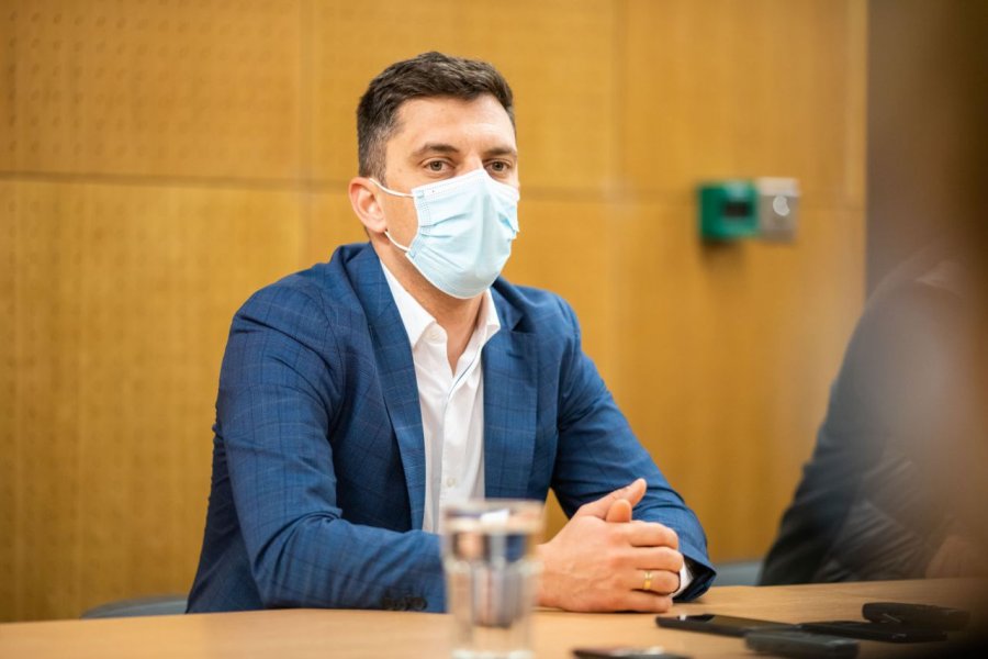 Ministrul Tineretului şi Sportului, Eduard Novak, se declară nemulţumit de situaţia gimnasticii româneşti şi consideră că şi în această ramură sportivă trebuie făcute reorganizări.