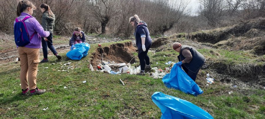 10 tone de deșeuri menajere și reciclabile au fost adunate în cadrul unei acțiuni de ecologizare desfășurată în satul Ariușd