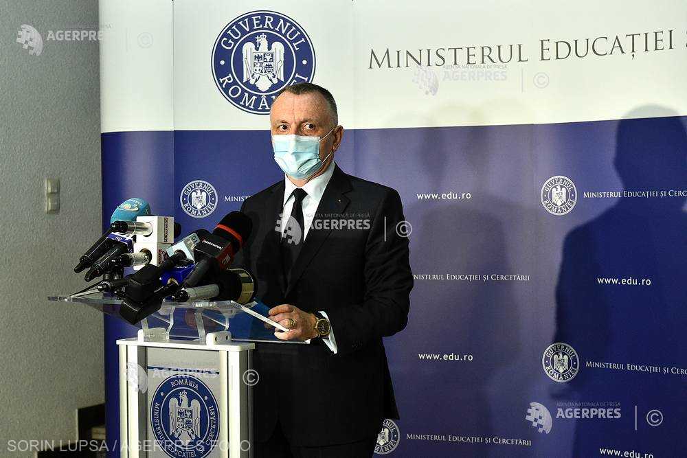 Cîmpeanu afirmă că Ministerul Educaţiei nu exclude nici revenirea la trimestre, nici extinderea duratei cursurilor