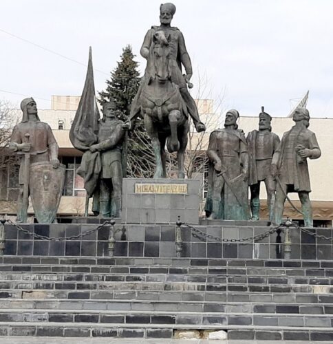 Cui îi pasă de Grupul Statuar „Mihai Viteazul” din Sfântu Gheorghe, monument istoric?