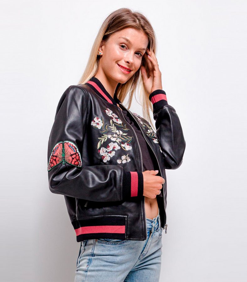 5 jachete esentiale in garderoba femeii moderne