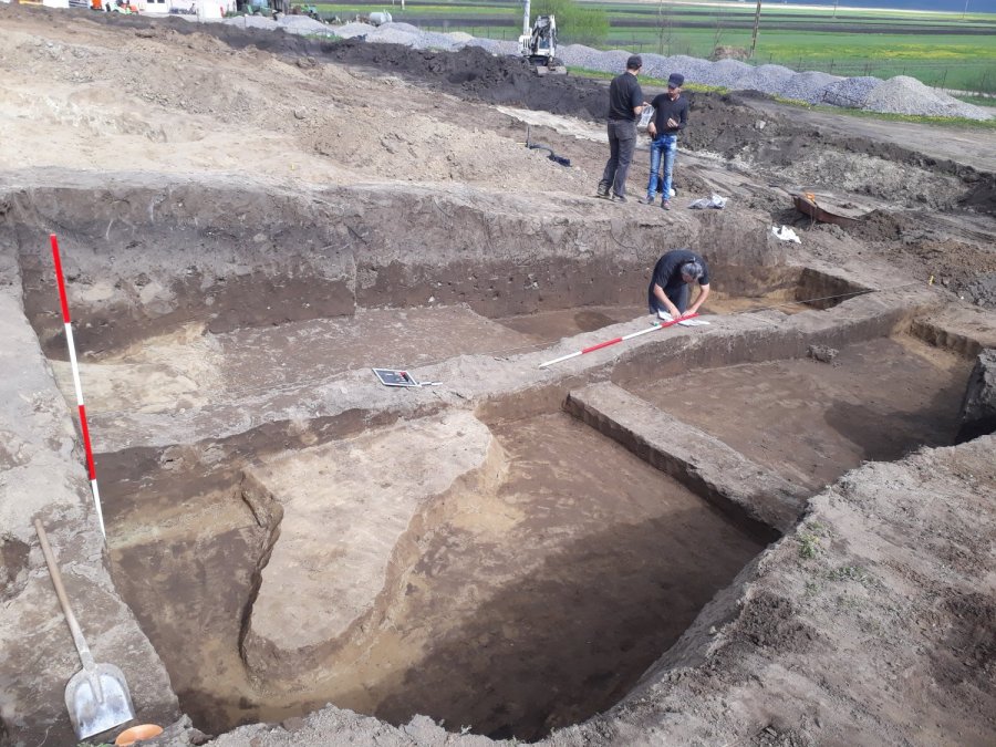 Arheologi din cadrul Muzeului Național al Carpaților Răsăriteni au realizat cercetări arheologice în situl Dealul Mic din localitatea Sântimbru