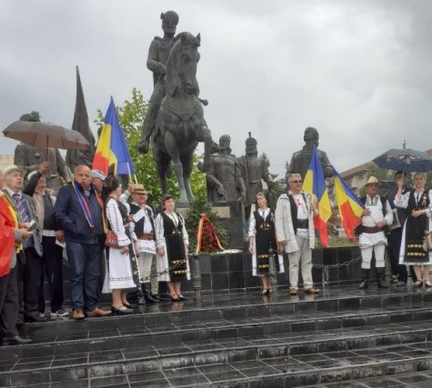 Oaspeți clujeni, membri ai Societății cultural-patriotice „Avram Iancu”, în vizită de documentare la românii din județele Covasna și Harghita