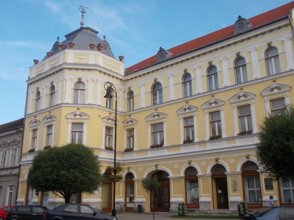 Primăria Sfântu Gheorghe va înfiinţa un cartier de locuinţe pentru tineri pe terenul unei foste ferme avicole