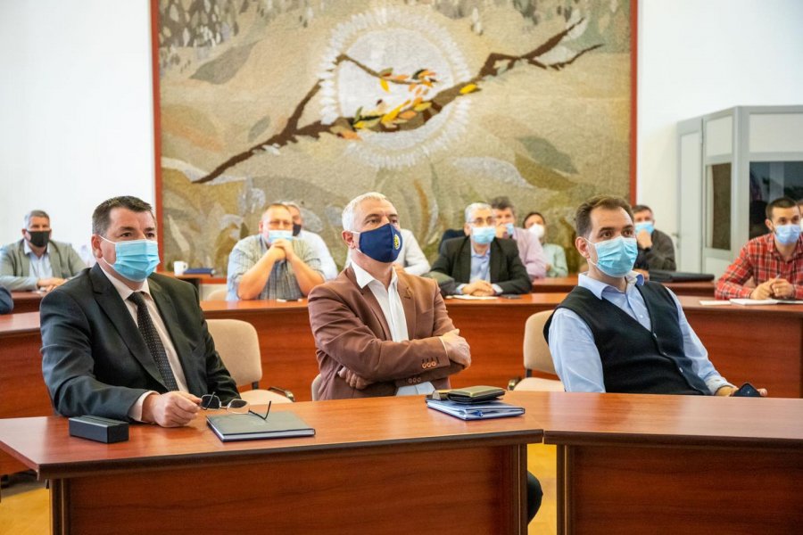 Prefectul afirmă că a intervenit pentru modificarea traseului viitoarei autostrăzi Braşov-Bacău în zona Ozun