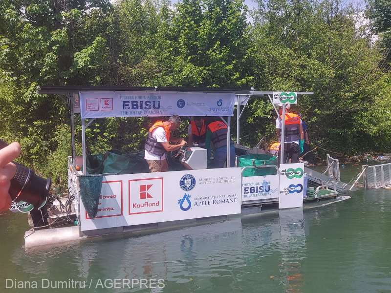 Prima ambarcaţiune 100% ecologică din Europa folosită pentru colectarea deşeurilor – lansată de Ziua Mediului