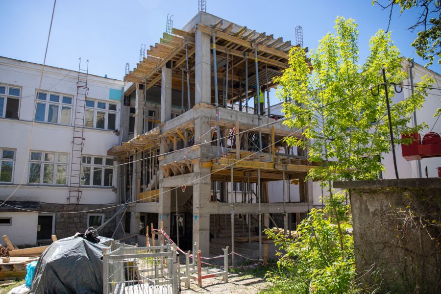 Se reabilitează și se extinde clădirea veche a Spitalului Județean