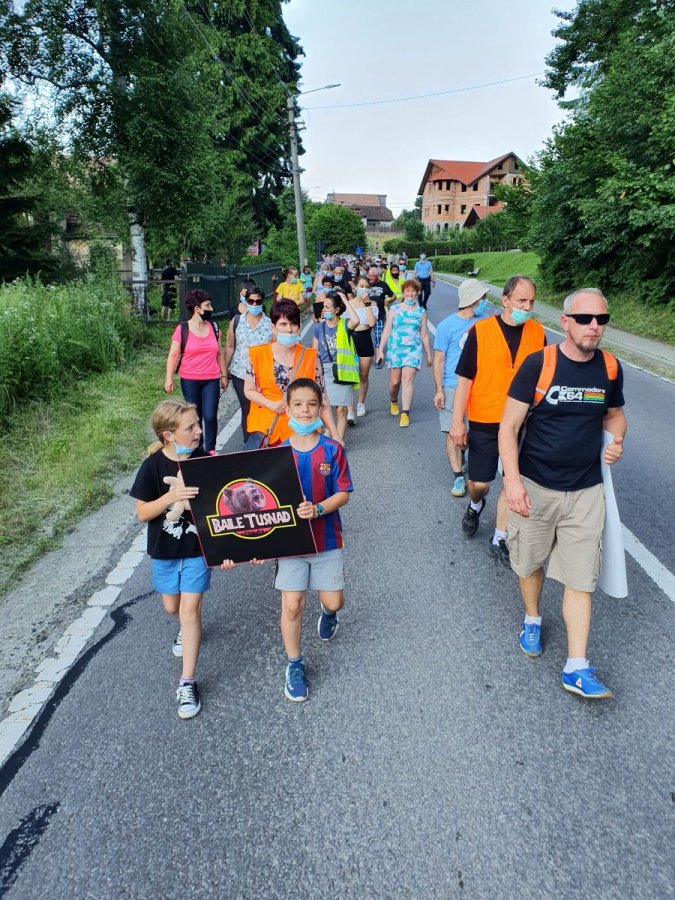REPORTAJ Marşul disperării, la Băile Tuşnad: Nu e ceva normal să trăim cu urşii, să ne intre în case, spun localnicii