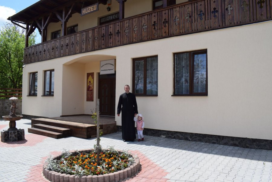 OAMENI ŞI PASIUNI/Mureş: Dacian Oprea – preotul care a reuşit să trezească la viaţă o comunitate şi a readus speranţa la sat