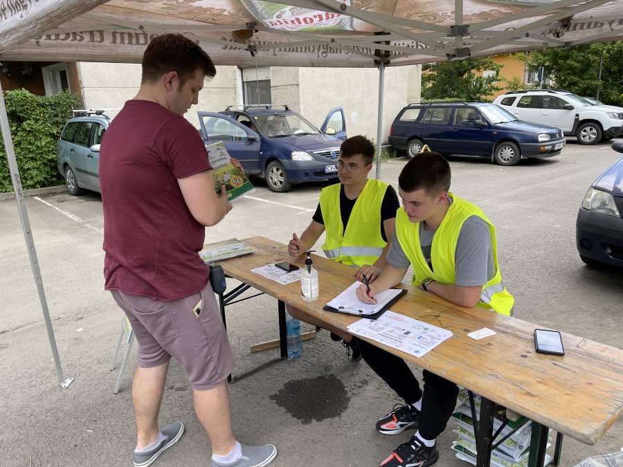 3.000 de saci de pământ obţinut din deşeuri biodegradabile, distribuiţi cetăţenilor din Sfântu Gheorghe