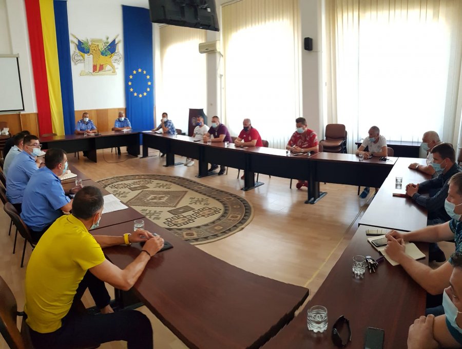 Jandarmii covăsneni la datorie cu ocazia deschiderii noului sezon competițional