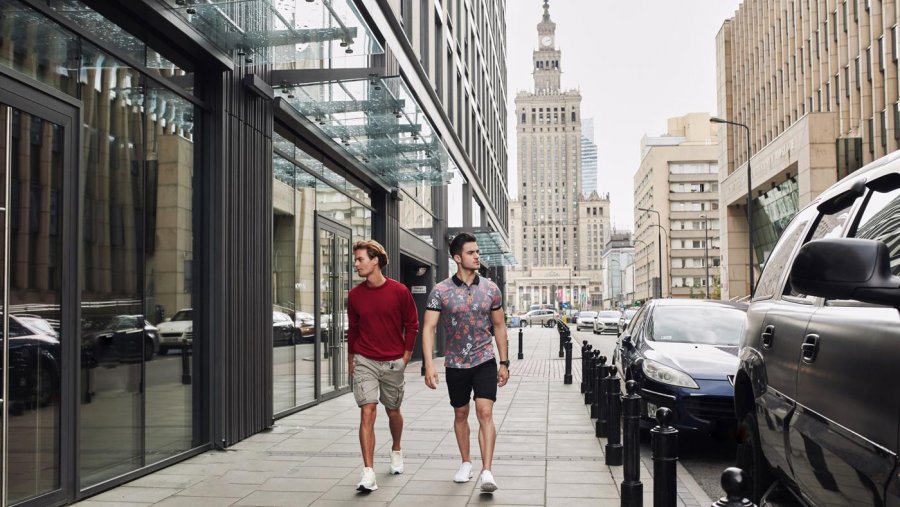 Pantalonii scurți cargo sunt din nou la modă. Cum îi porți vara această