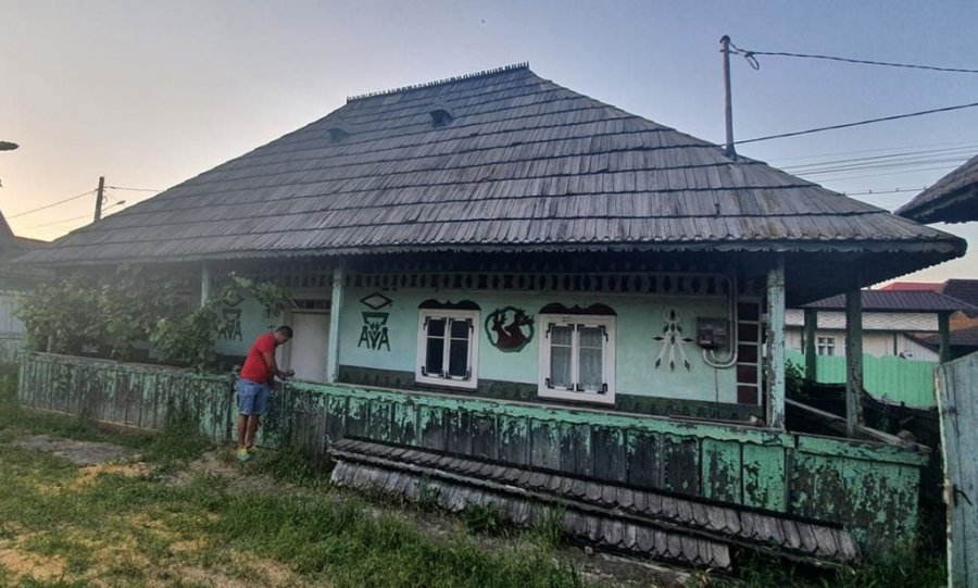 Casa tradițională scoasă la vânzare cu 1.000 de euro. Superba construcție se află în Bucovina: „Dacă n-o salvează cineva, va ajunge la foc”